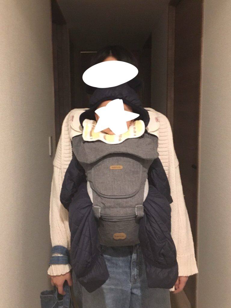 ヒップシートで前向きだっこしてる私